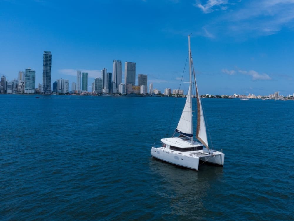 Passez 8 heures à naviguer autour de Carthagène en catamaran.