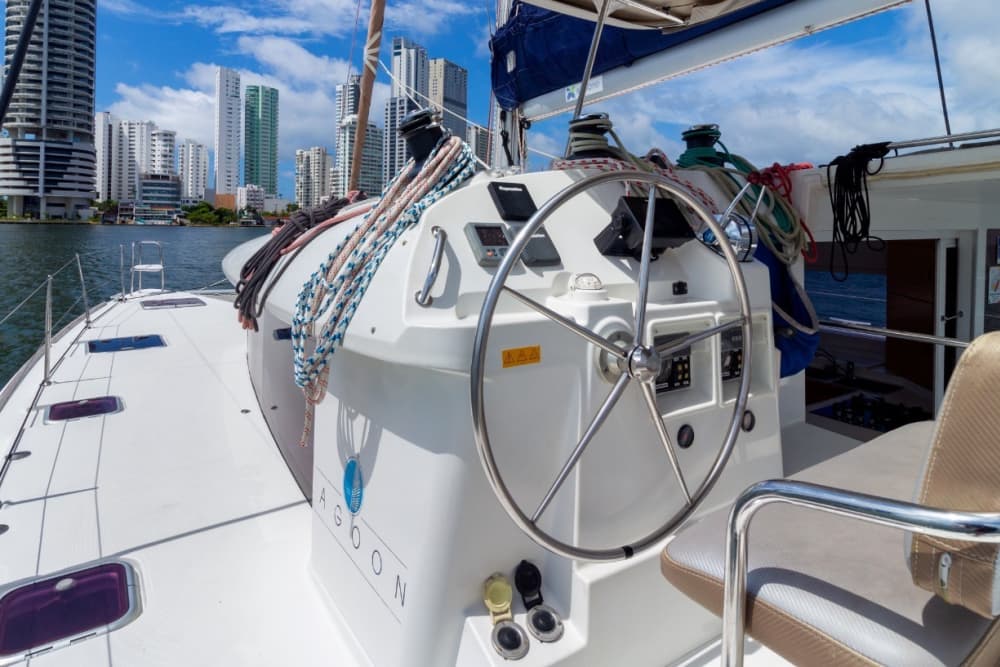 Passez 8 heures à naviguer autour de Carthagène en catamaran.