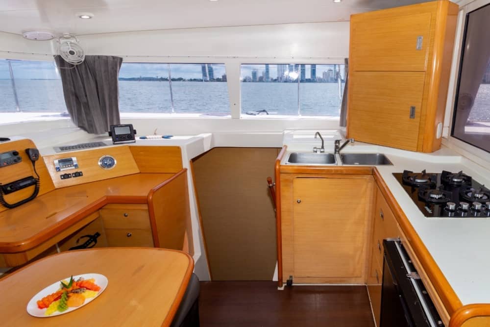 Passez 8 heures à naviguer autour de Carthagène en catamaran.