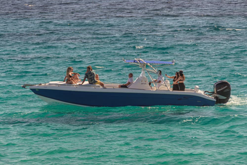 Découvrez Naxos : une journée entière de soleil sur un bateau à moteur