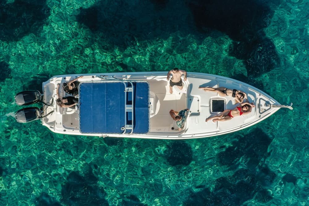 Découvrez Naxos : une journée entière de soleil sur un bateau à moteur