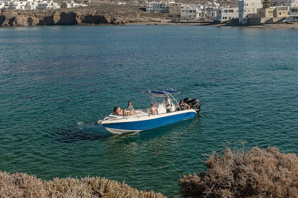 Ανακαλύψτε τη Νάξο: Μια ολόκληρη μέρα με ήλιο σε ένα μηχανοκίνητο σκάφος