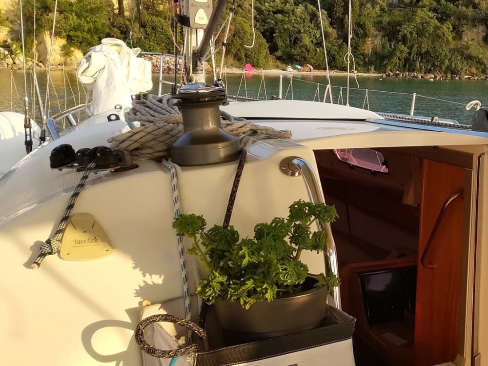 Naviga con gli dei: una giornata alla scoperta di Kalamata su uno yacht a vela.