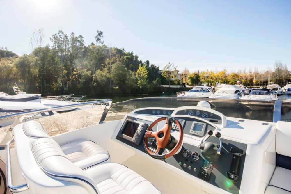 Lujo de medio día en un yate a motor.