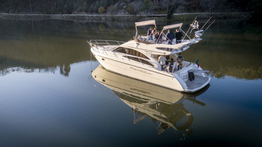 Lujo de medio día en un yate a motor.