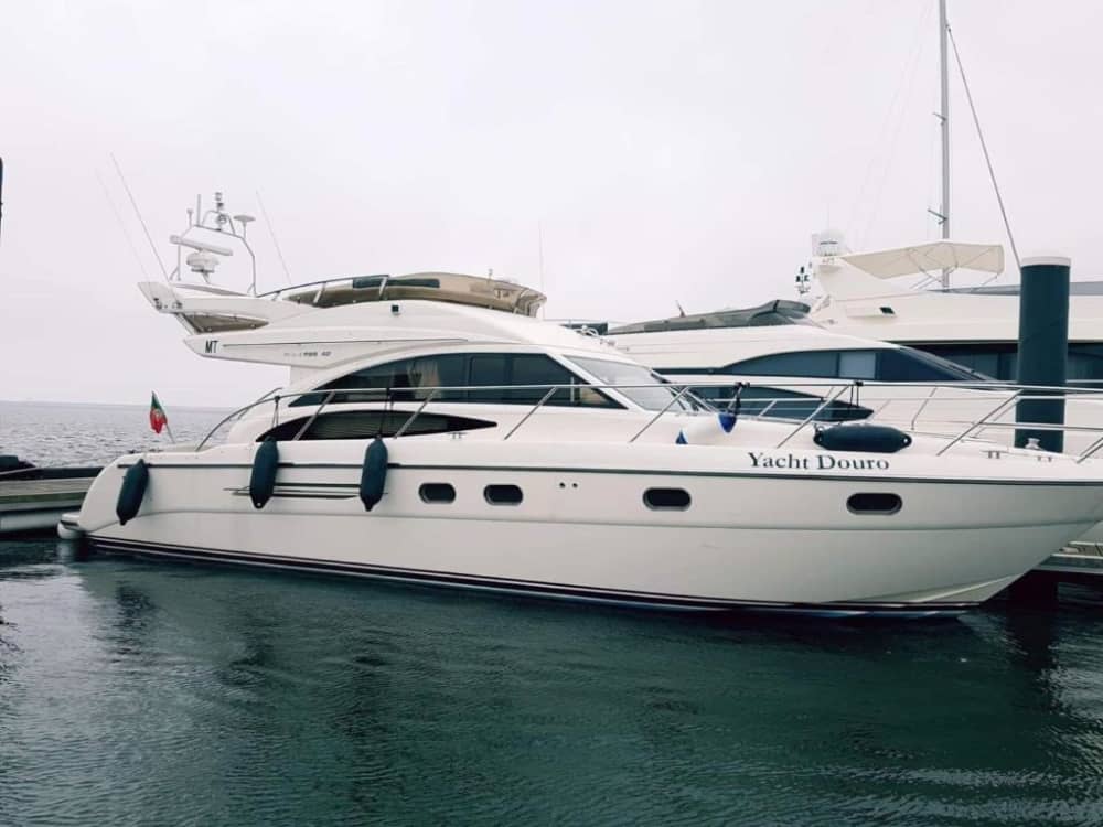 Lujo de medio día en un yate a motor.