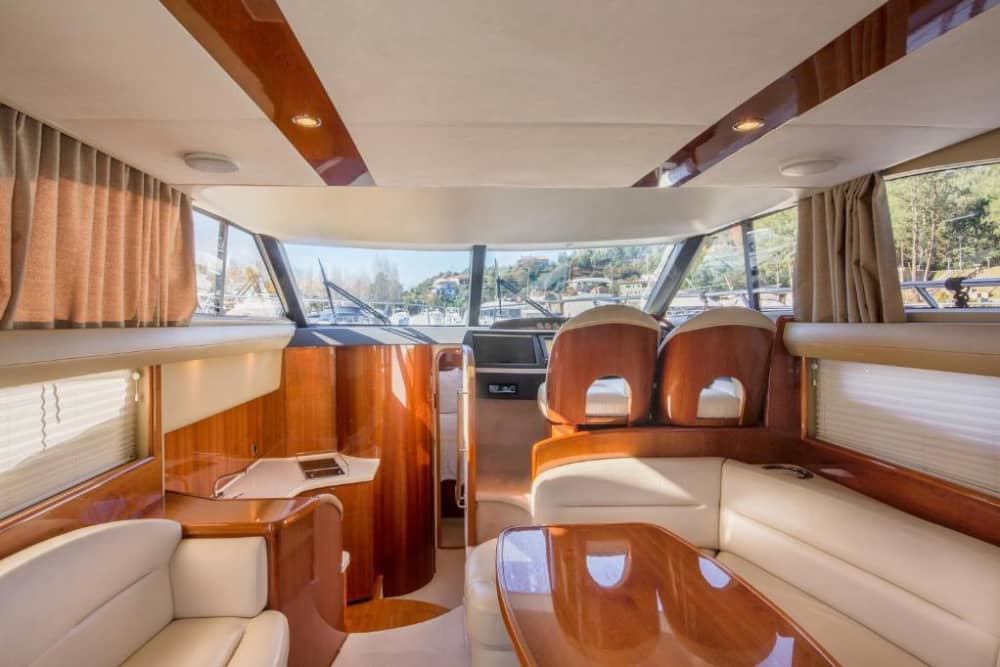 Lujo de medio día en un yate a motor.