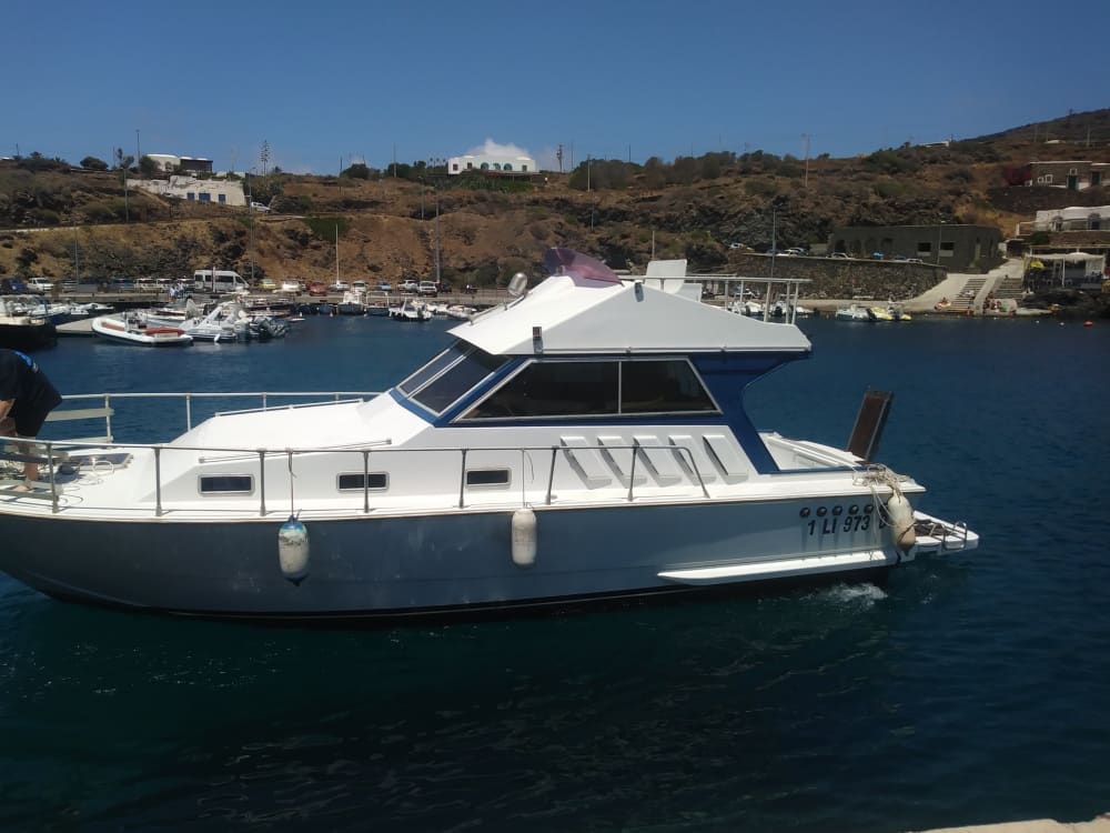 Découvrez Pantelleria lors d'une excursion d'une journée en bateau à moteur.