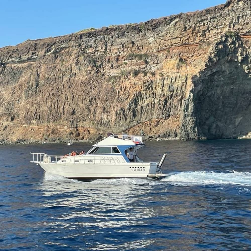 Découvrez Pantelleria lors d'une excursion d'une journée en bateau à moteur.