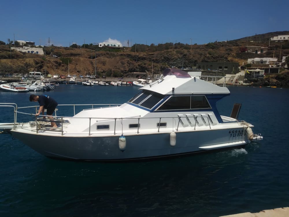 Découvrez Pantelleria lors d'une excursion d'une journée en bateau à moteur.