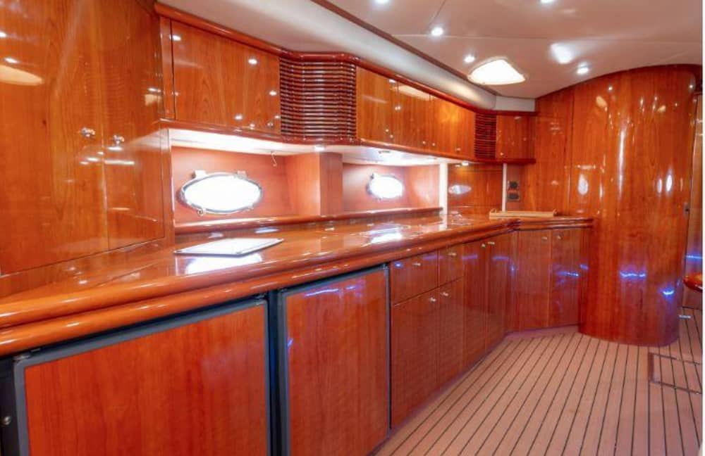 Le luxe réinventé à Huelva : une journée inoubliable sur un yacht à moteur