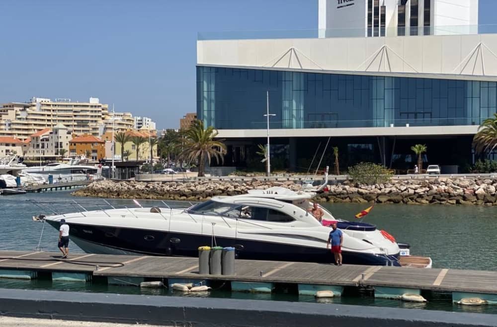 Le luxe réinventé à Huelva : une journée inoubliable sur un yacht à moteur