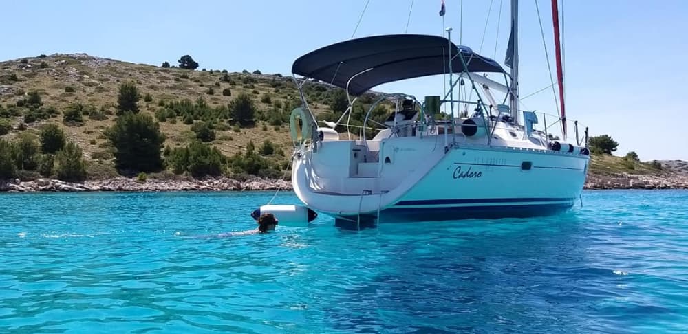 Scopri Murter a bordo di una barca a vela per un'intera giornata.