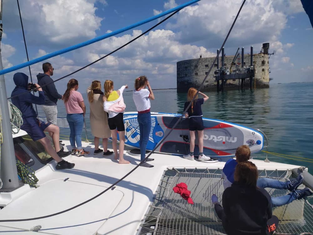 Découvrez L'Aiguillon-la-Presqu'ile en catamaran pendant une journée complète