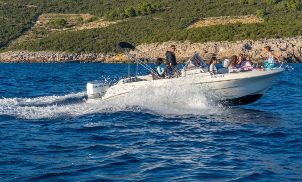 Start your holiday with 4h of fun on a motorboat