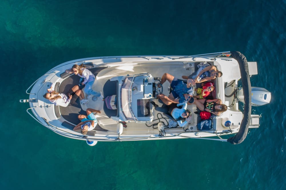 Inizia la tua vacanza con 4 ore di divertimento su un motoscafo.