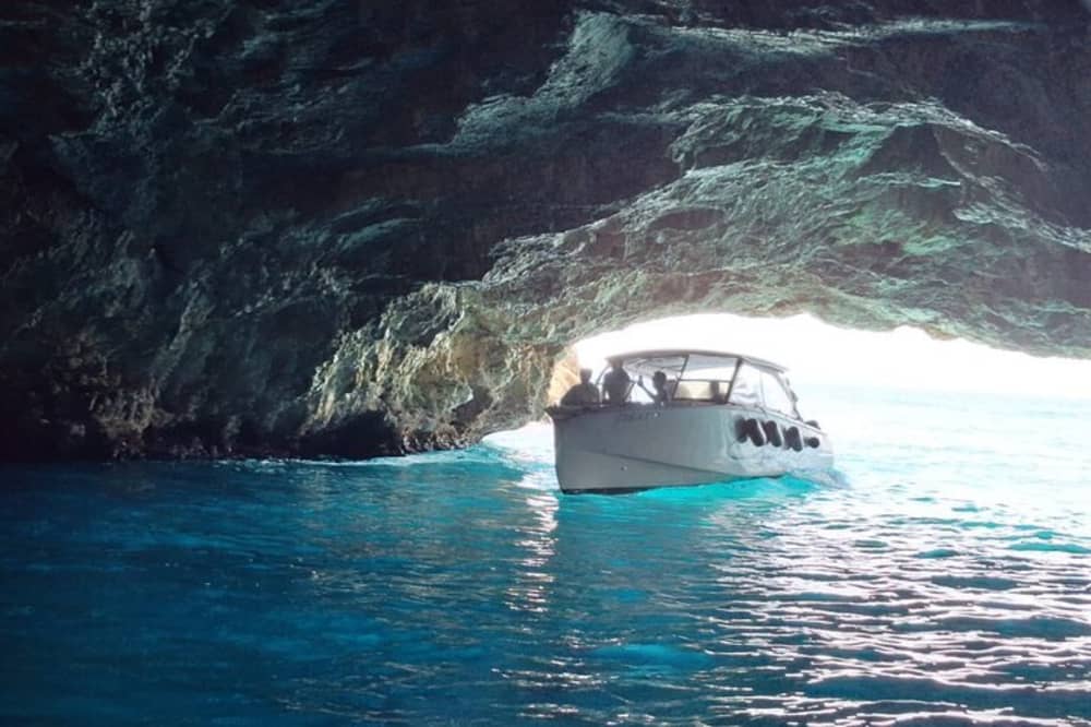 Relax on a 4h boat trip in Kotor