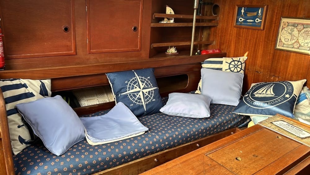 Zet koers naar plezier: een hele dag authentiek zeilen in Sliema op een zeilboot.