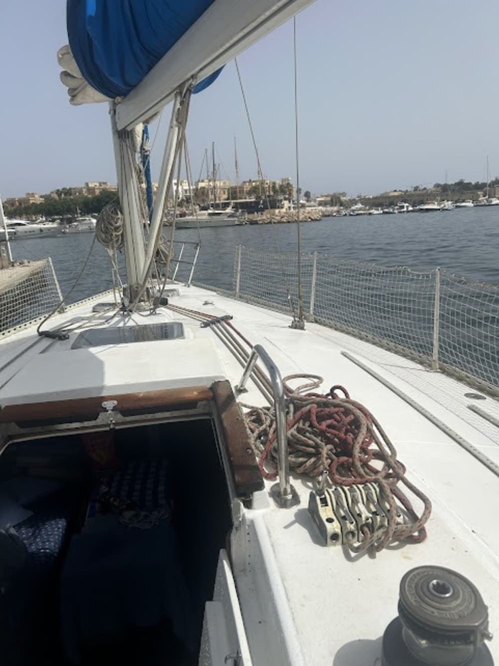 Zet koers naar plezier: een hele dag authentiek zeilen in Sliema op een zeilboot.
