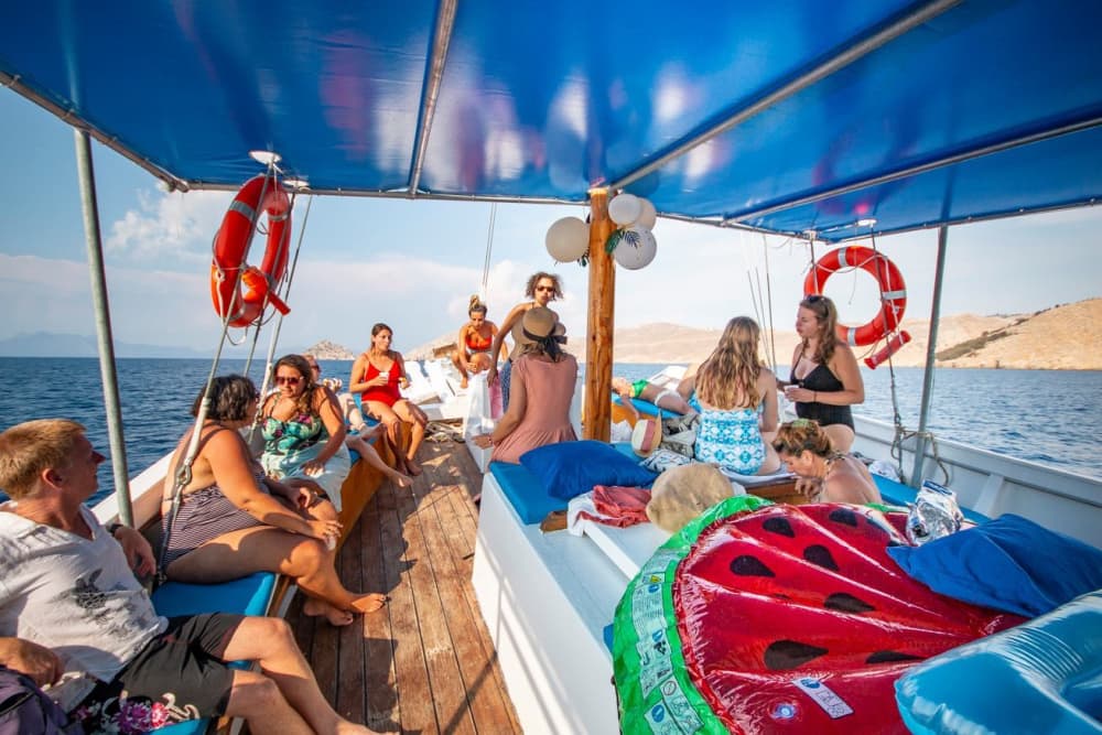 Ciesz się luksusem Ano Symi, spędzając cały dzień na gulecie