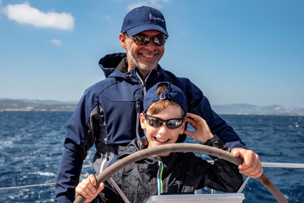 Sätt kursen mot glädjen: En heldag med autentisk segling i Cala Bitta på en segelbåt