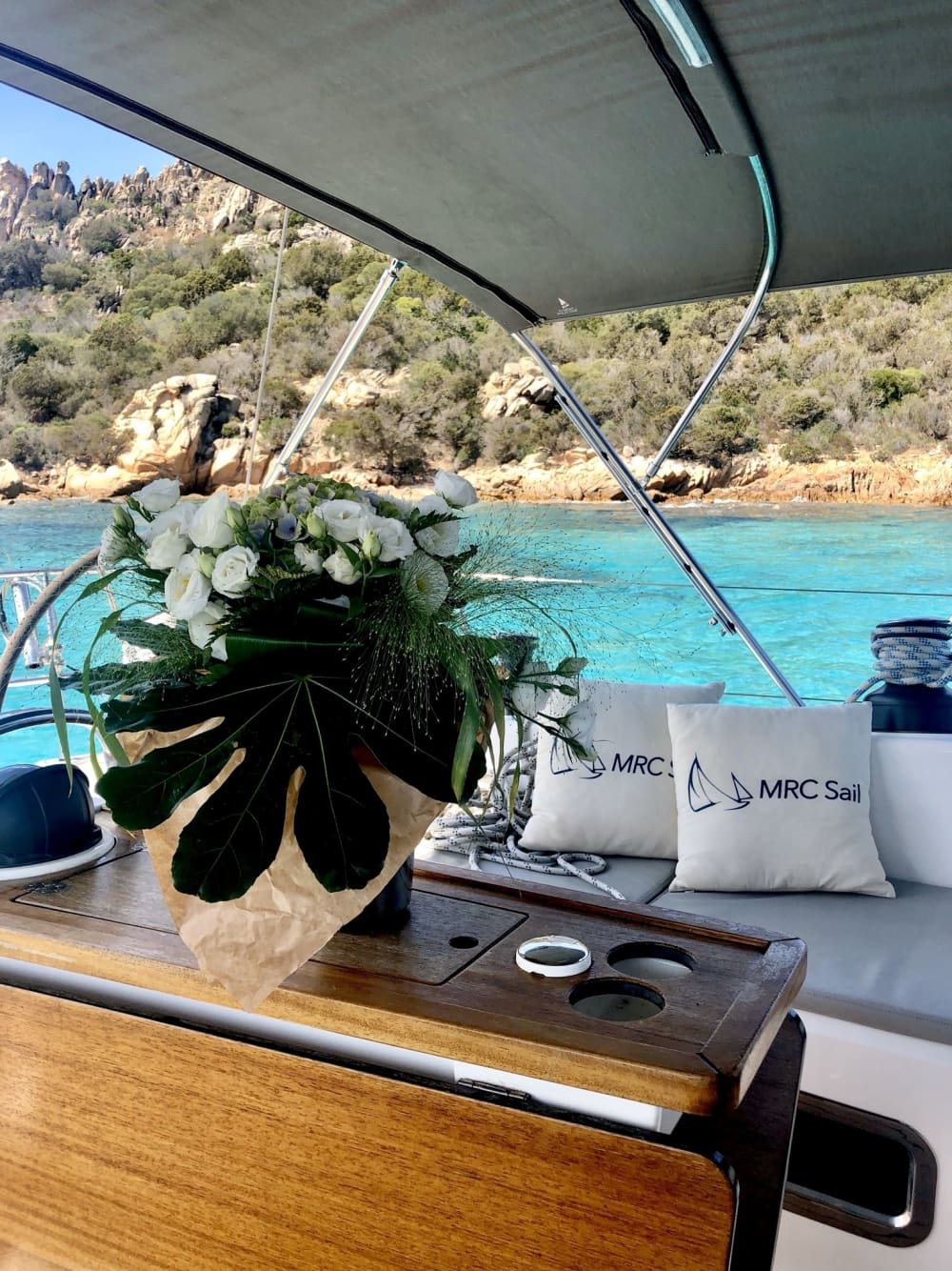 Cap sur le plaisir : une journée complète de navigation authentique à Cala Bitta en voilier