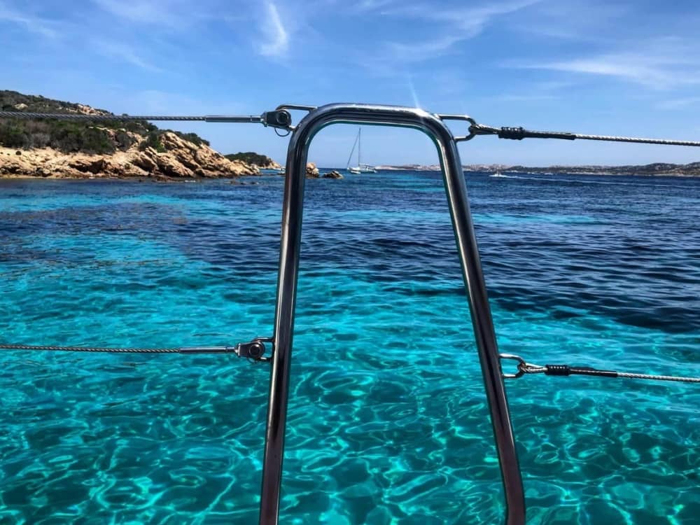 Cap sur le plaisir : une journée complète de navigation authentique à Cala Bitta en voilier