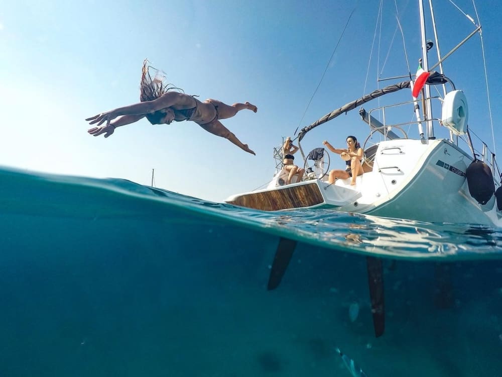 Cap sur le plaisir : une journée complète de navigation authentique à Cala Bitta en voilier