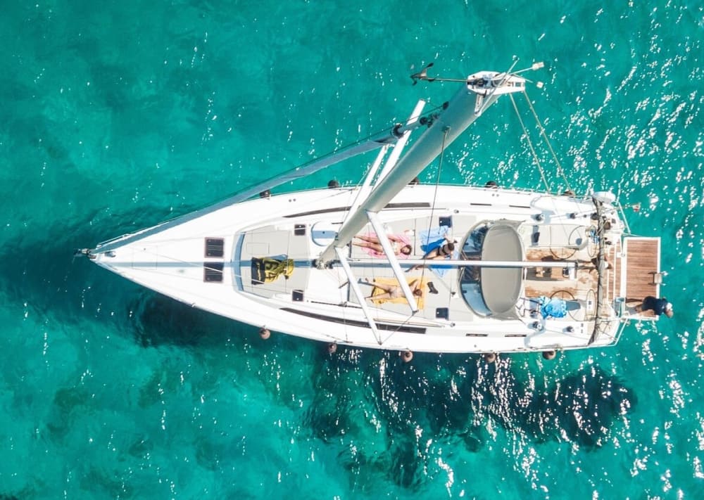 Setzen Sie Kurs auf Freude: Ein ganzer Tag authentisches Segeln in Cala Bitta an Bord eines Segelboots