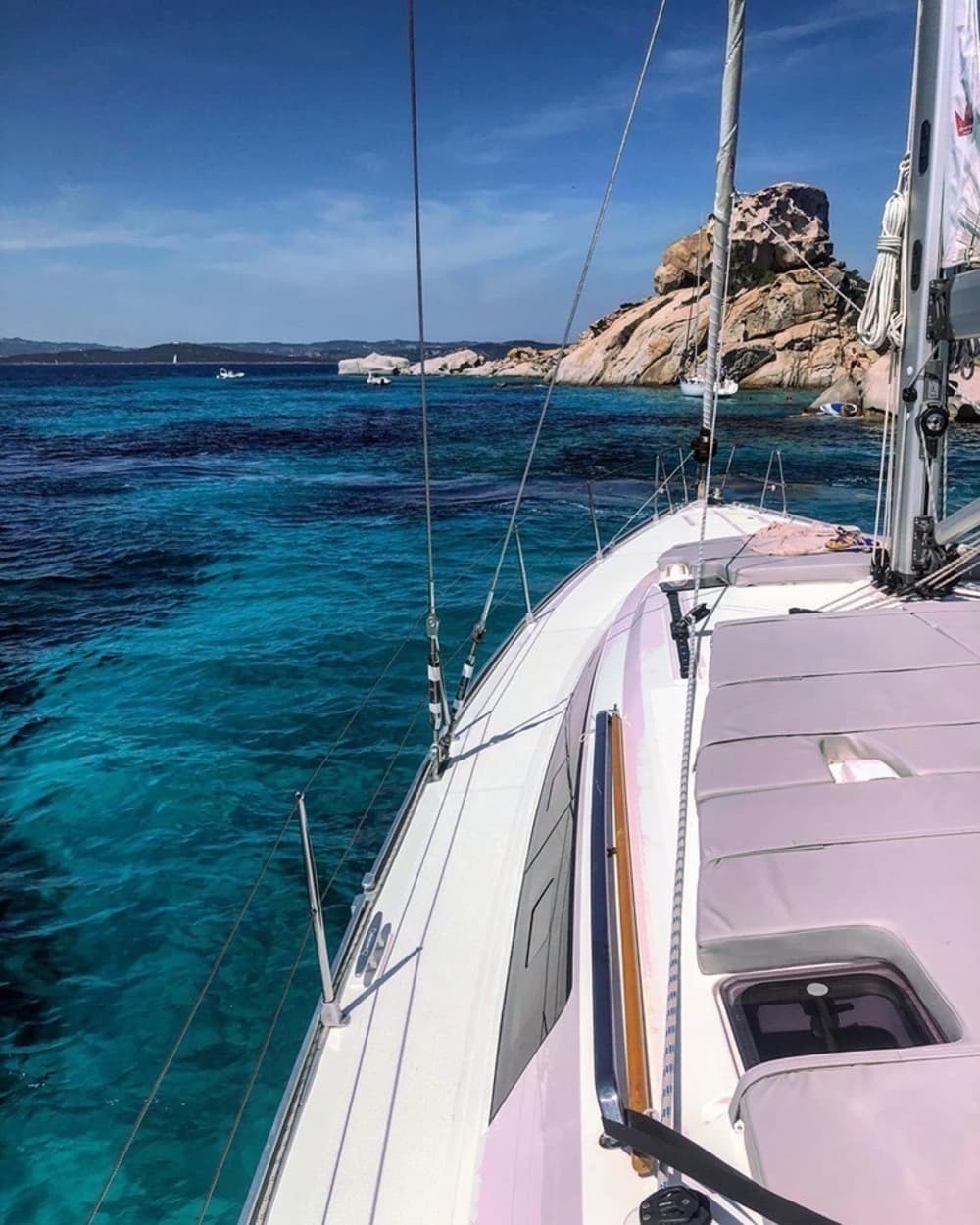 Sätt kursen mot glädjen: En heldag med autentisk segling i Cala Bitta på en segelbåt