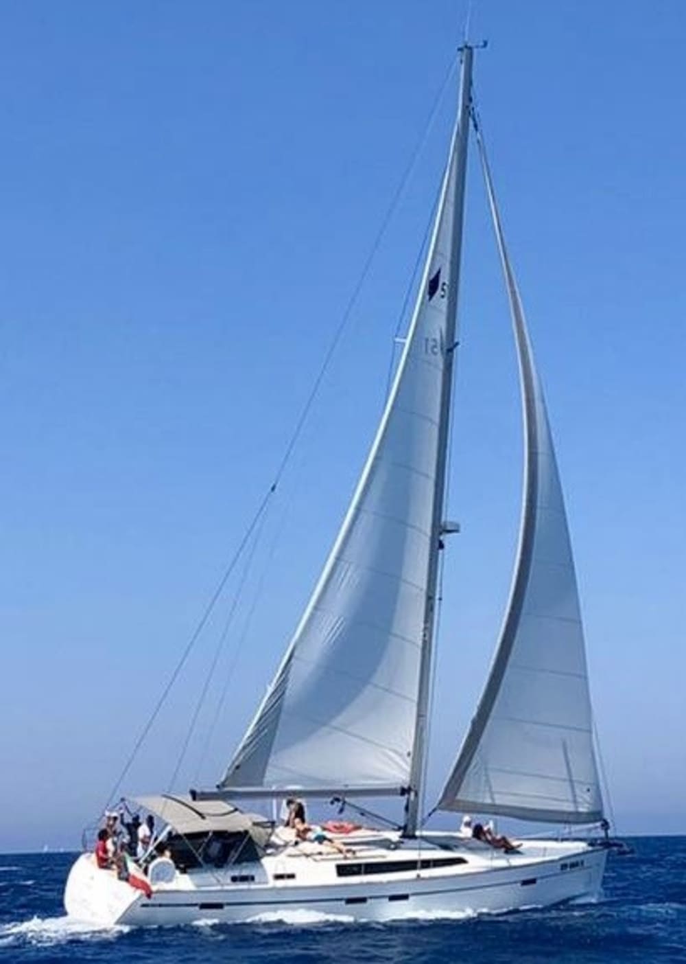Cap sur le plaisir : une journée complète de navigation authentique à Cala Bitta en voilier