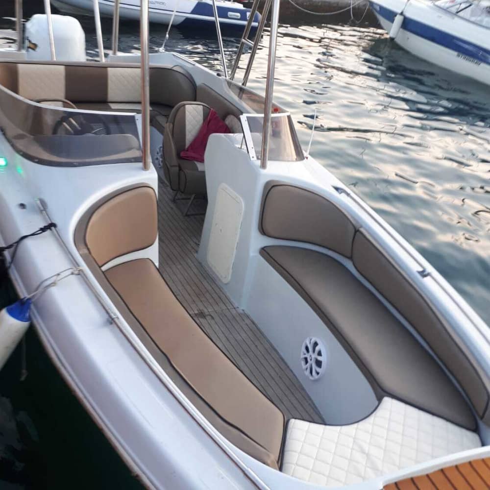 Budva'da motorlu bir tekneyle yarım gününüzü dinlenerek geçirin.