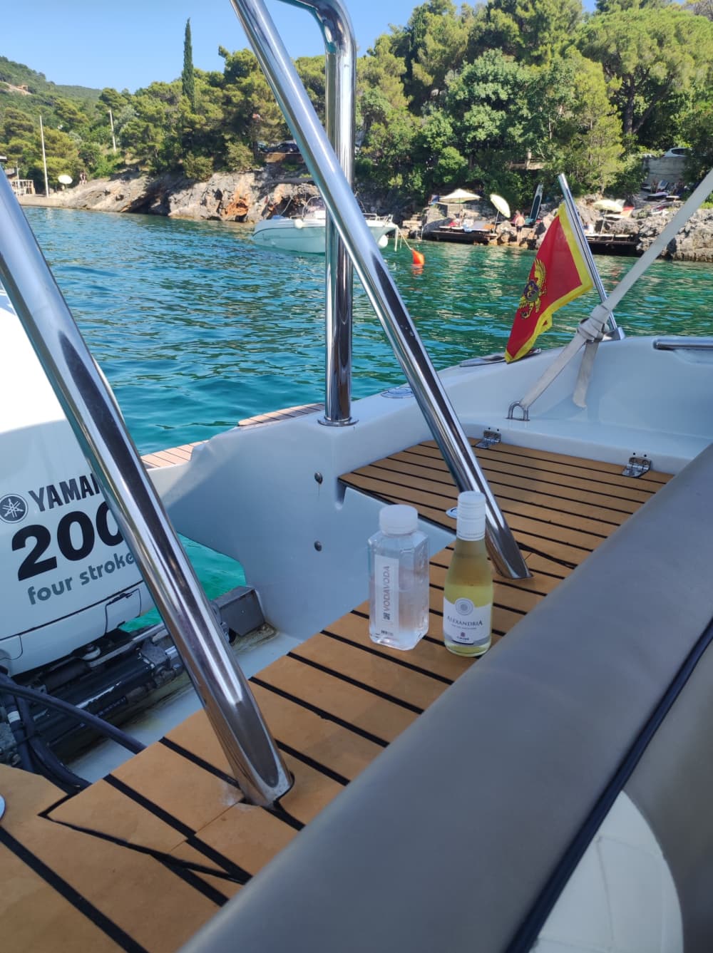 Budva'da motorlu bir tekneyle yarım gününüzü dinlenerek geçirin.