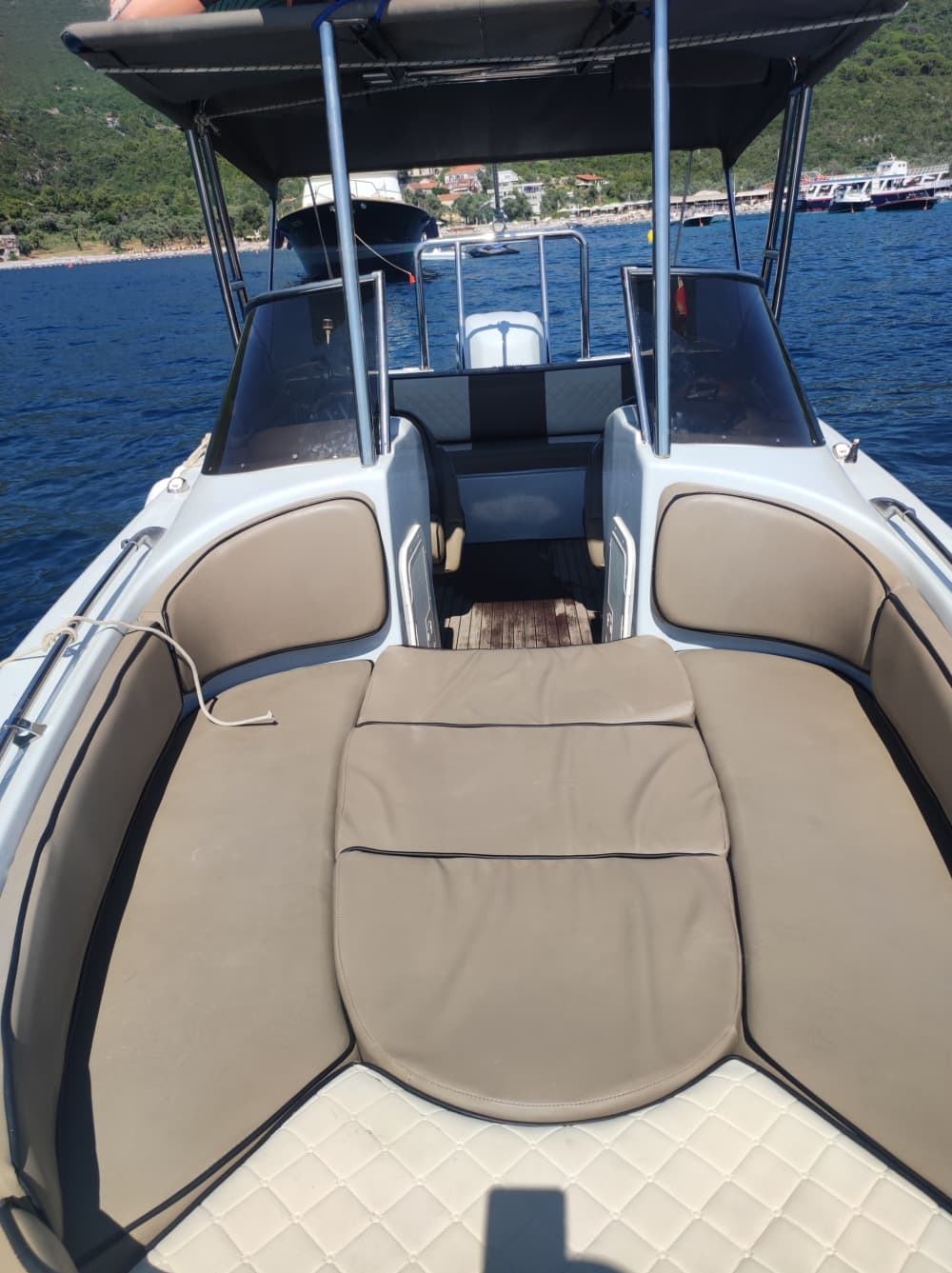 Budva'da motorlu bir tekneyle yarım gününüzü dinlenerek geçirin.