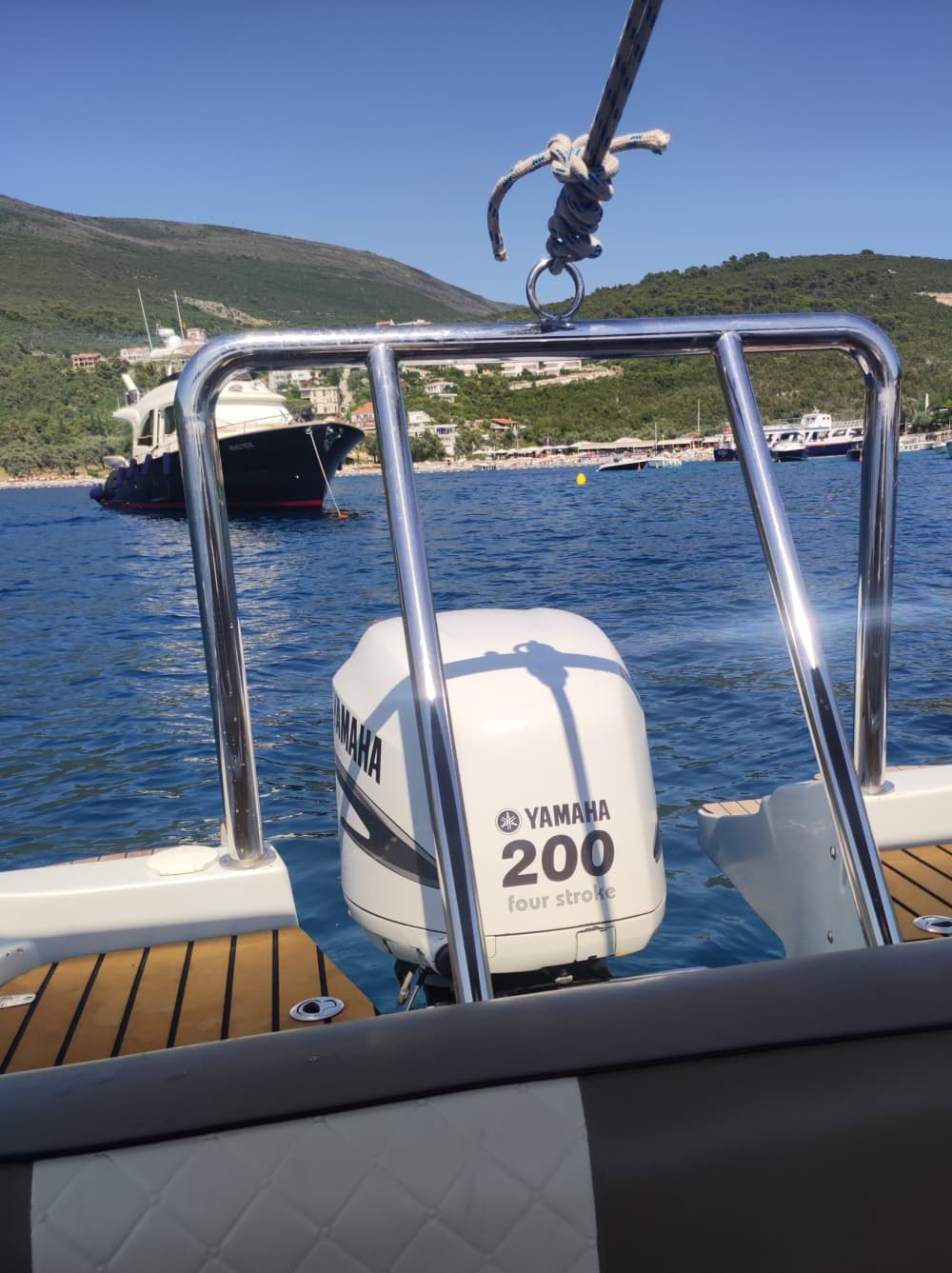 Budva'da motorlu bir tekneyle yarım gününüzü dinlenerek geçirin.