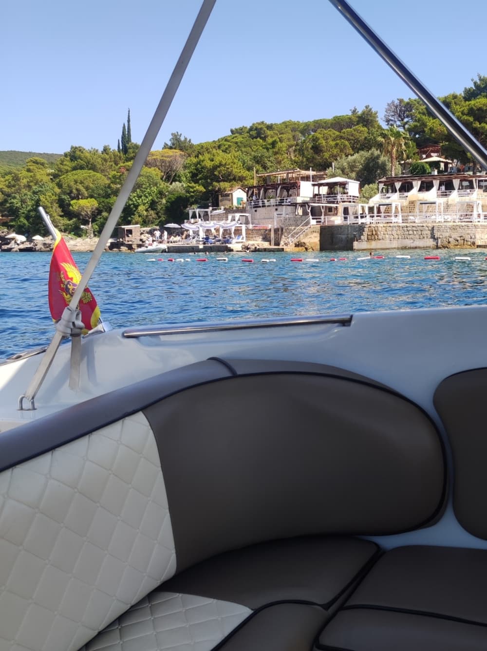 Budva'da motorlu bir tekneyle yarım gününüzü dinlenerek geçirin.