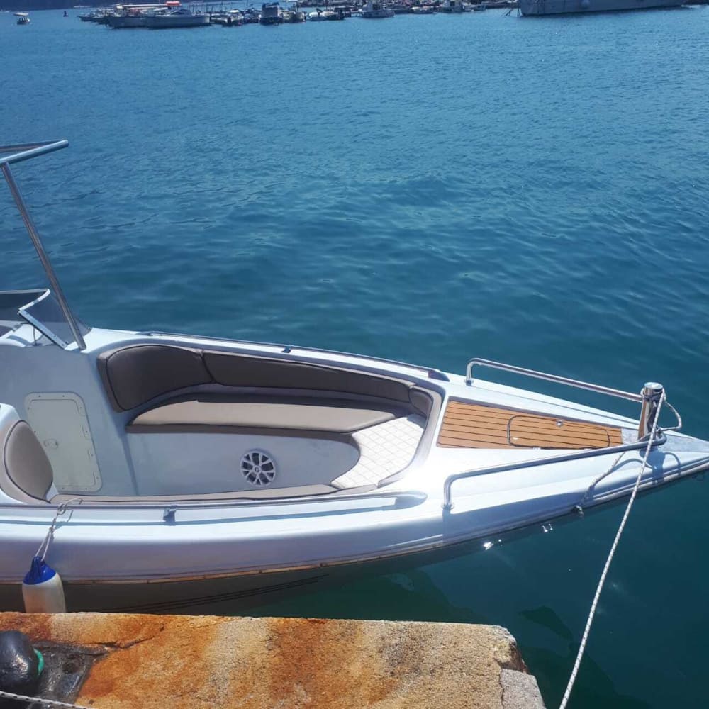 Budva'da motorlu bir tekneyle yarım gününüzü dinlenerek geçirin.