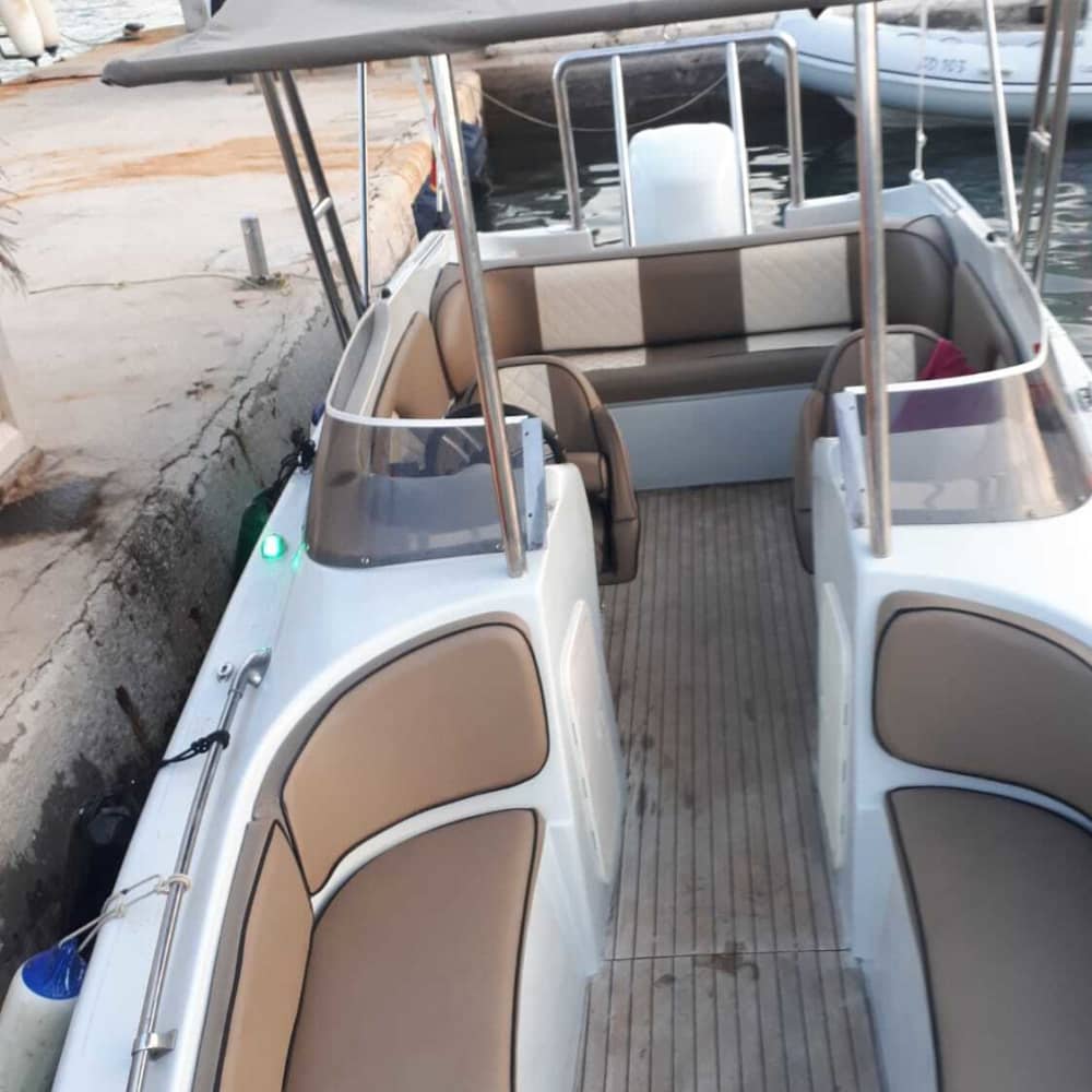 Budva'da motorlu bir tekneyle yarım gününüzü dinlenerek geçirin.