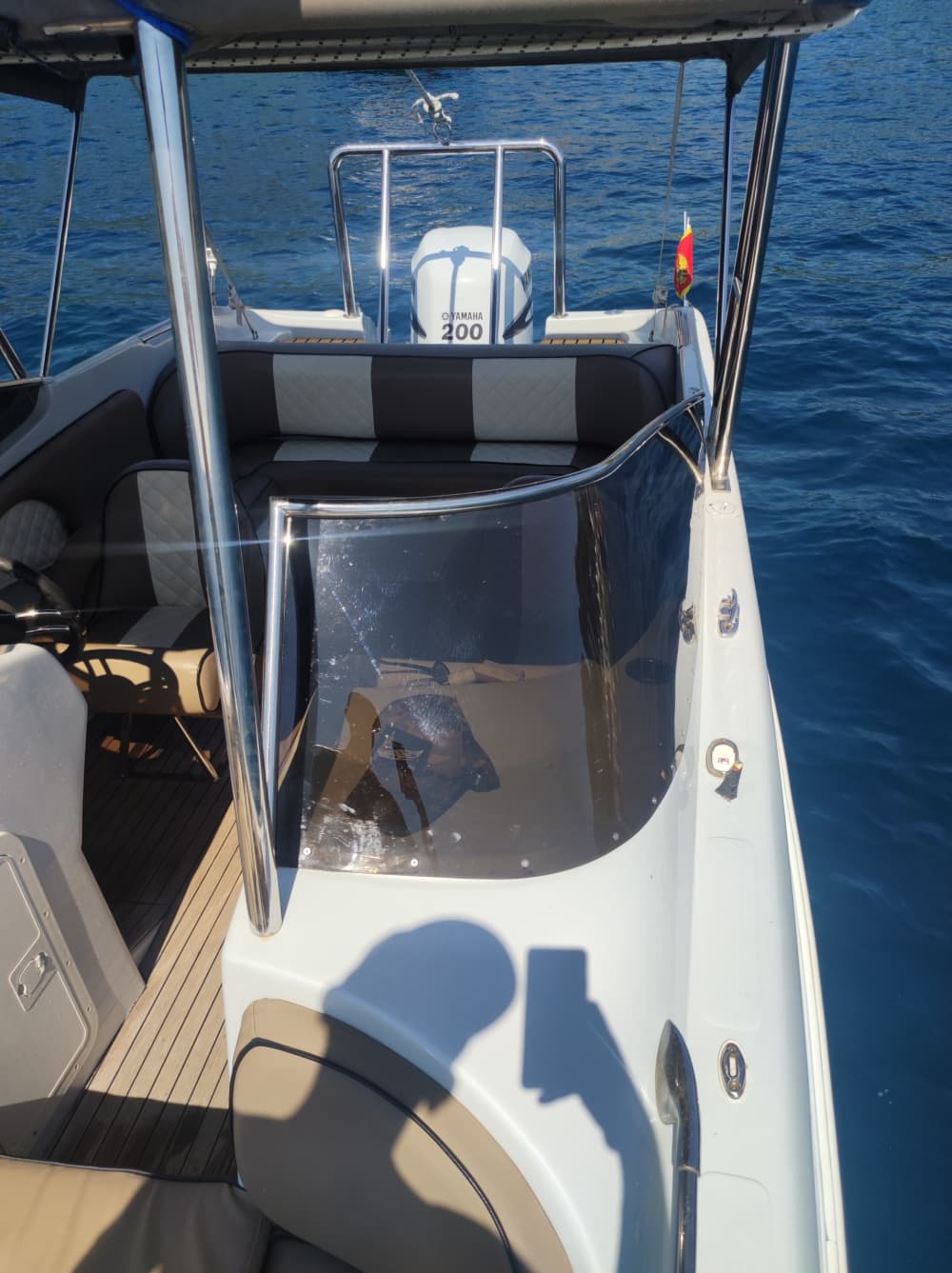 Budva'da motorlu bir tekneyle yarım gününüzü dinlenerek geçirin.