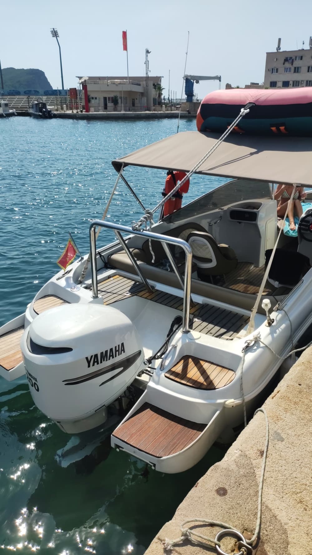 Budva'da motorlu bir tekneyle yarım gününüzü dinlenerek geçirin.