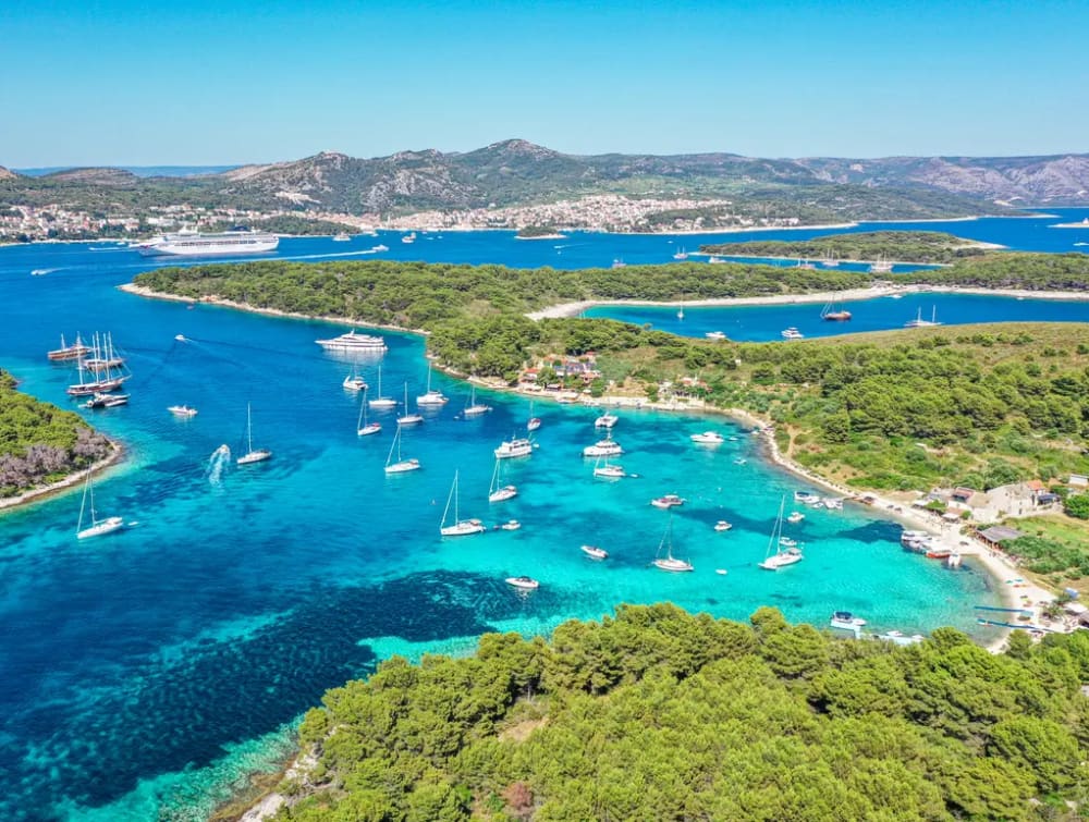 Ιδιωτική εκδρομή με ταχύπλοο στα Κόκκινα Βράχια, στο Νότιο Χβαρ και στα νησιά Πακλένι.