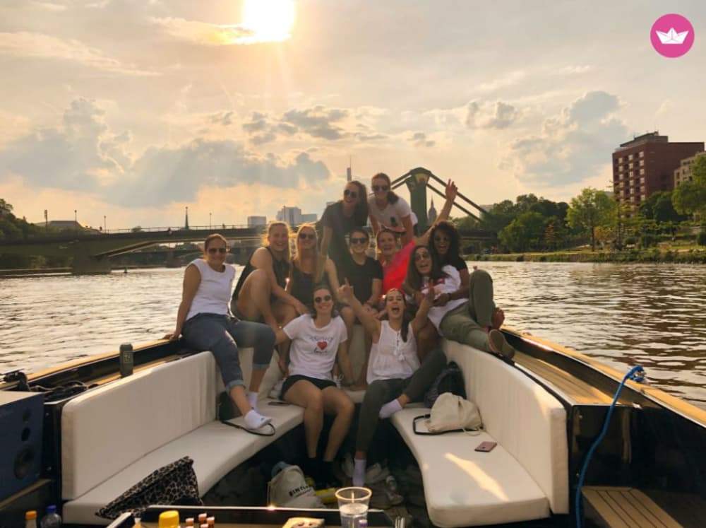 Despedida de solteiro em um barco de festa em Frankfurt com vista panorâmica da cidade - 2 horas