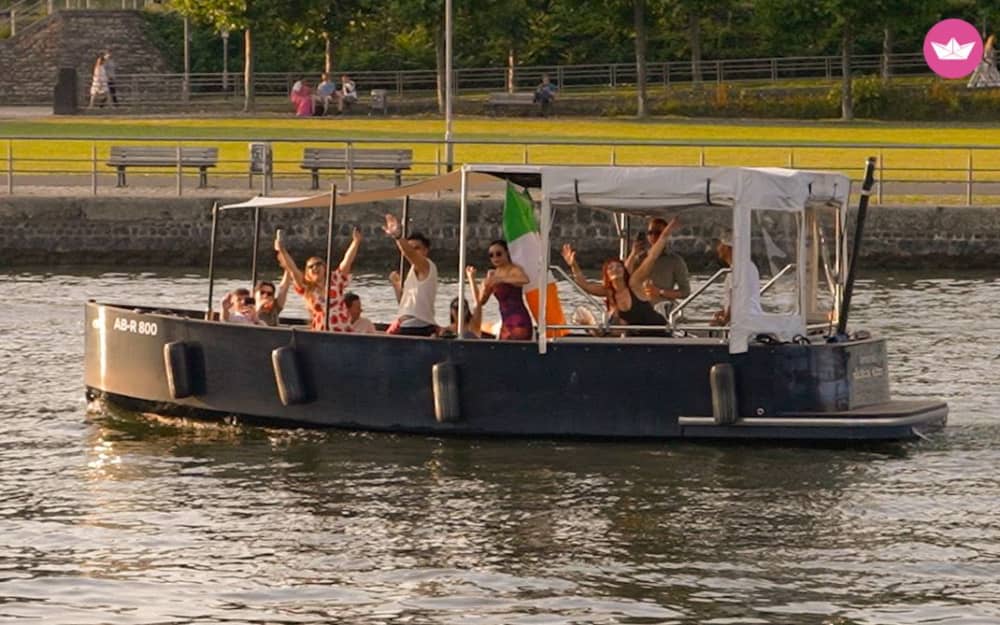 Junggesellenabschied auf einem Partyboot in Frankfurt mit Skylineblick - 2h