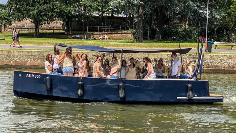 Junggesellenabschied auf einem Partyboot in Frankfurt mit Skylineblick - 2h
