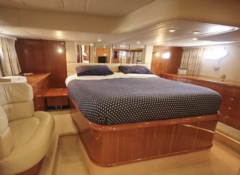 Profitez d'une excursion de 8 heures en bateau à moteur pour explorer le golfe Juan