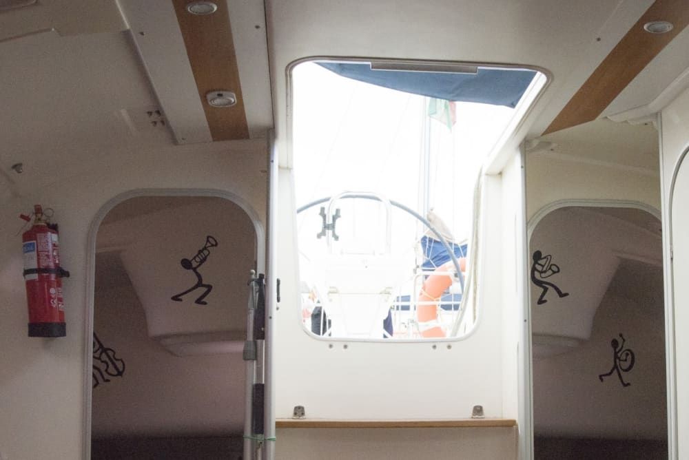 Pasa 8 horas navegando alrededor de Corralejo en un velero.