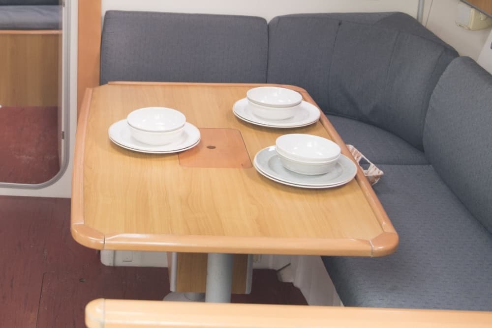 Pasa 8 horas navegando alrededor de Corralejo en un velero.