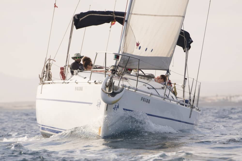Pasa 8 horas navegando alrededor de Corralejo en un velero.