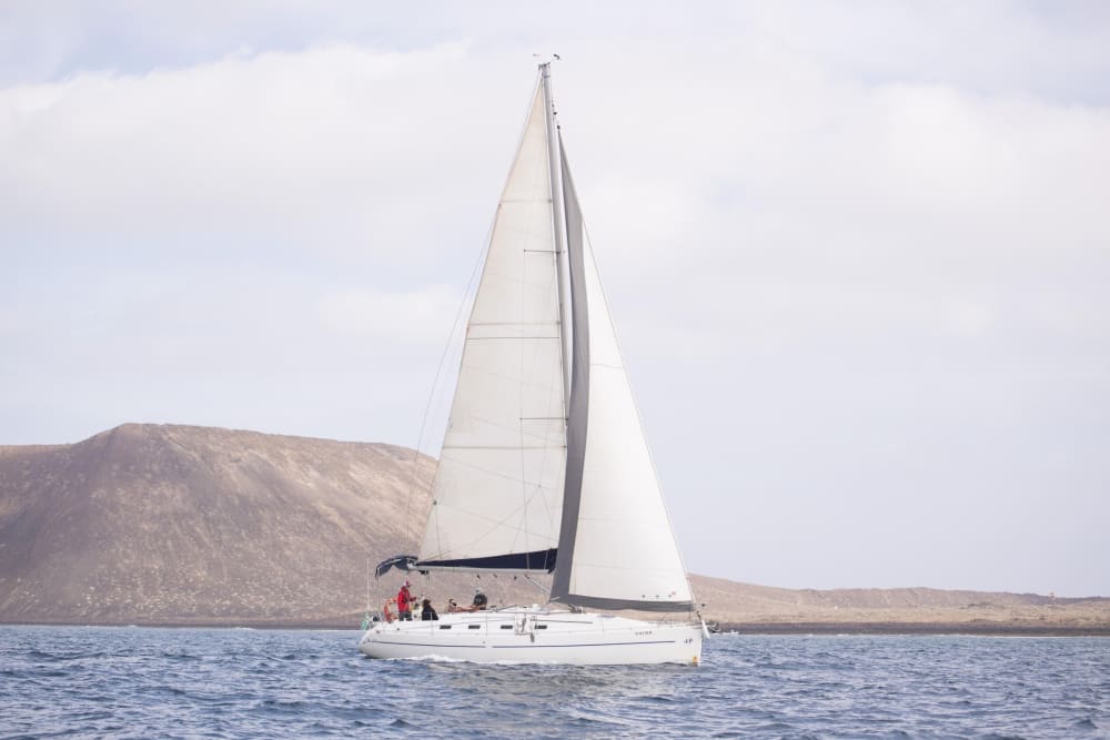 Pasa 8 horas navegando alrededor de Corralejo en un velero.