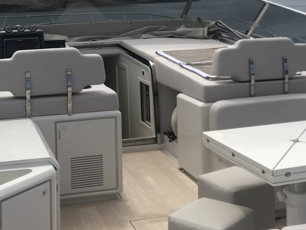 Mare, amore e sole: una giornata ricca di emozioni su uno yacht a motore.